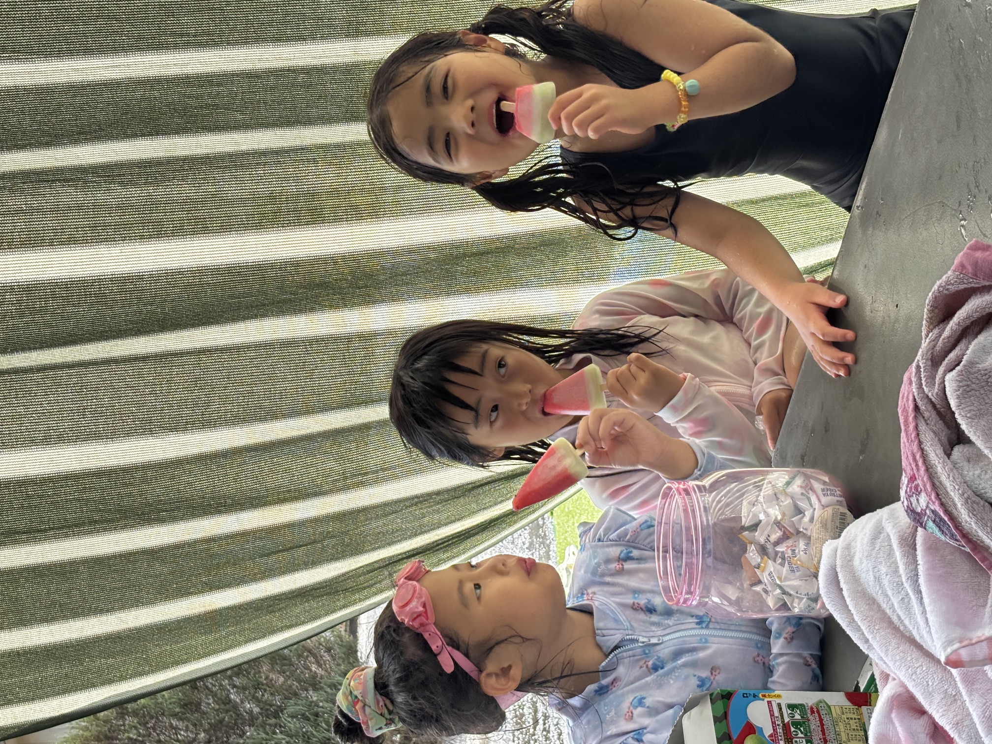 サマーキャンプ アイスを食べる子どもたち