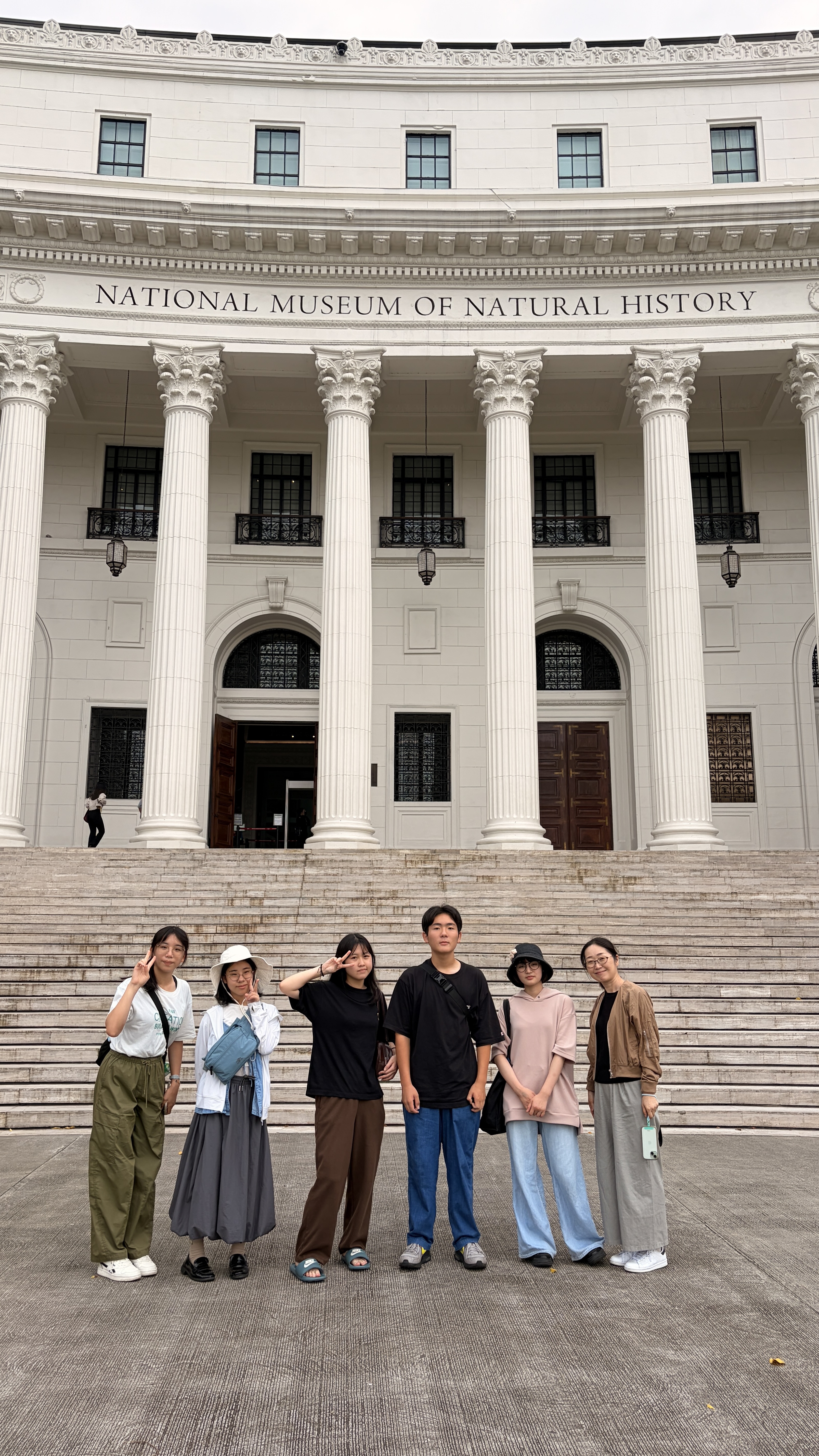 ラサール訪問 国立自然史博物館の前での集合写真