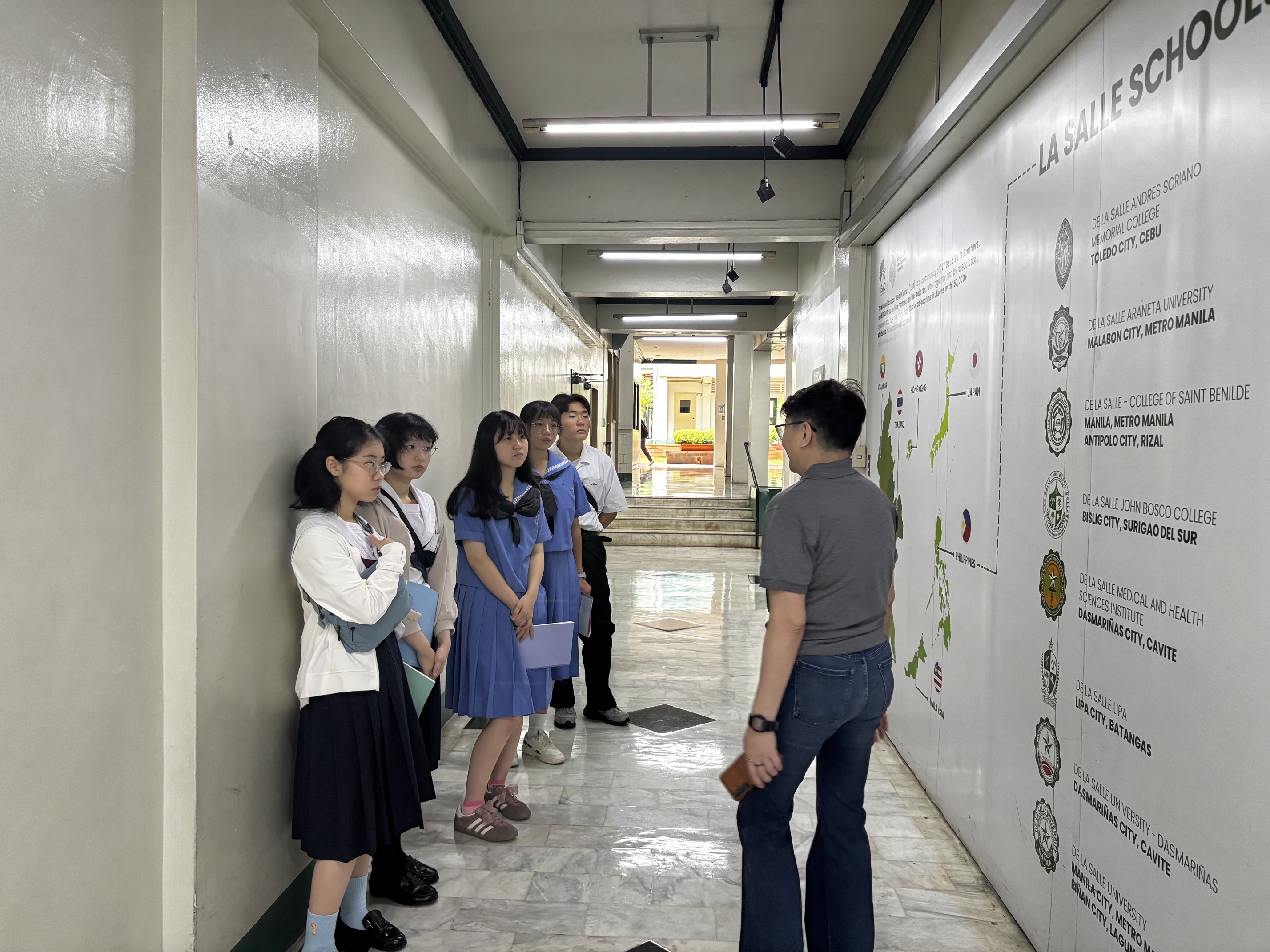 ラサール訪問 校舎で説明を聞く様子