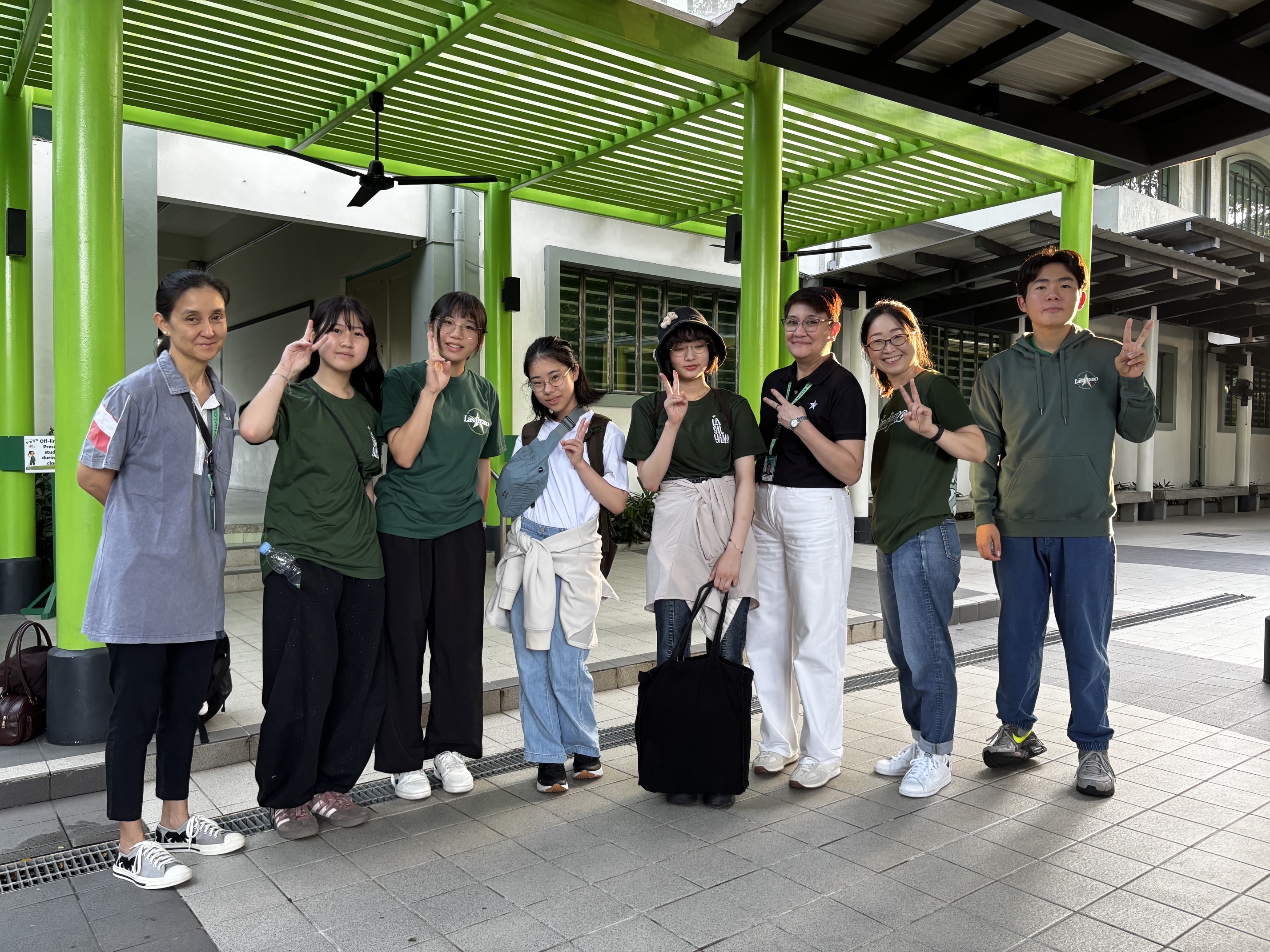 ラサール訪問 校内での集合写真